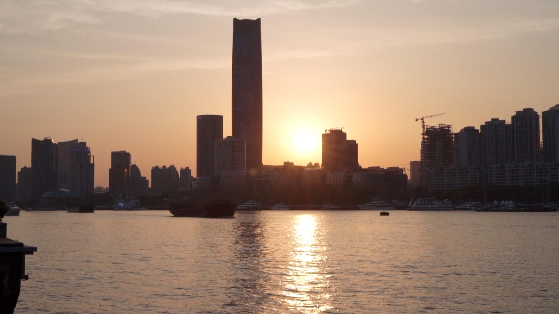 傍晚波光粼粼的江水和城市高楼视频的预览图