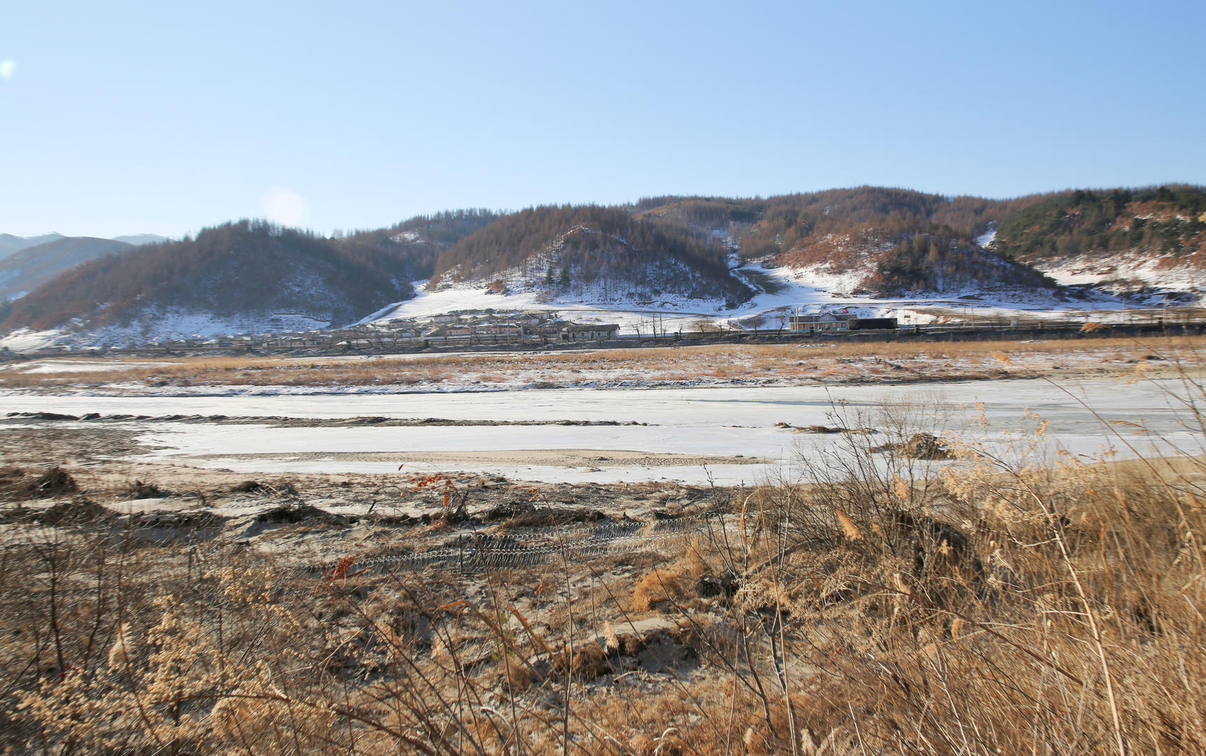 延边州图们市图们江对岸朝鲜面貌视频的预览图