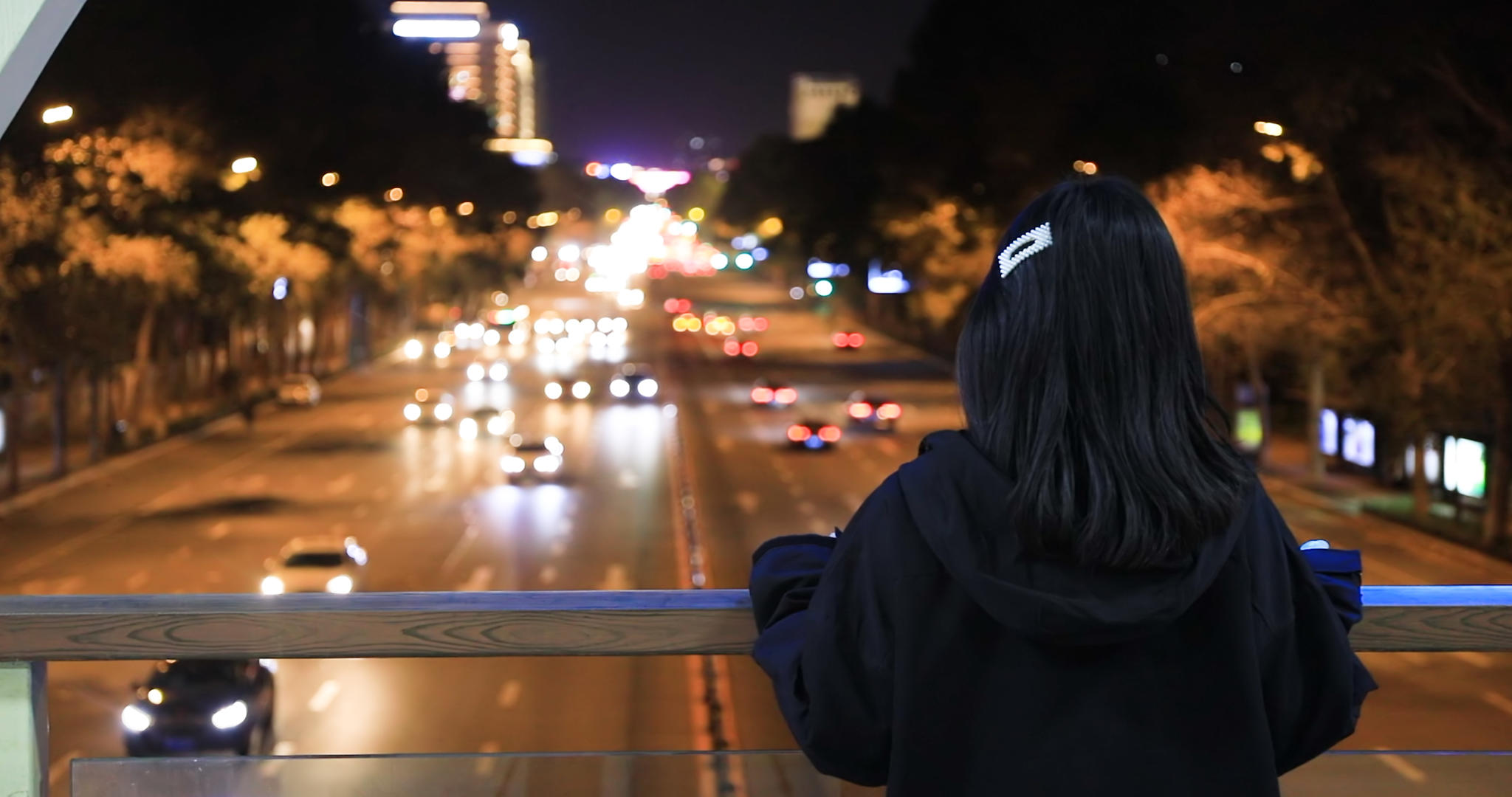 4K多角度拍摄夜景天桥车流下的女生背影视频的预览图
