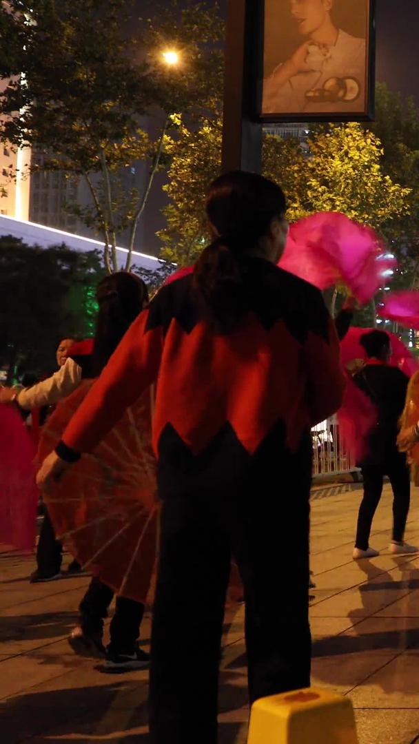 广场舞扭秧歌老人业余生活视频的预览图