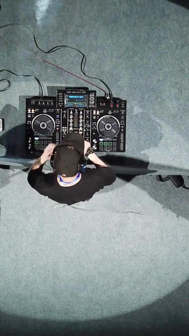 音乐节DJ打碟航拍视频的预览图