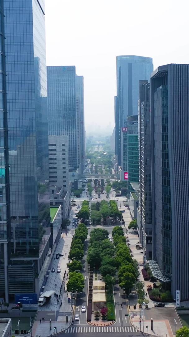 航拍城市金融中心穿梭视频的预览图