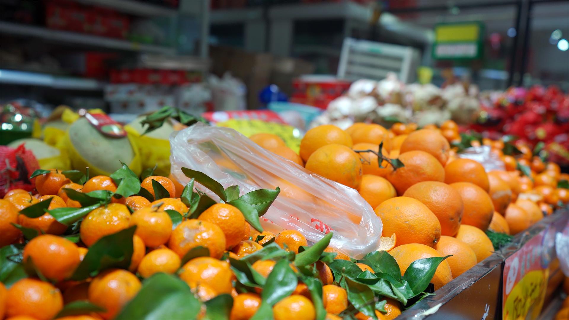 实拍超市塑料袋装满蔬菜水果生活素材环保限塑令8K视频的预览图