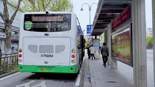 武汉城市公交扫描健康码乘车视频的预览图