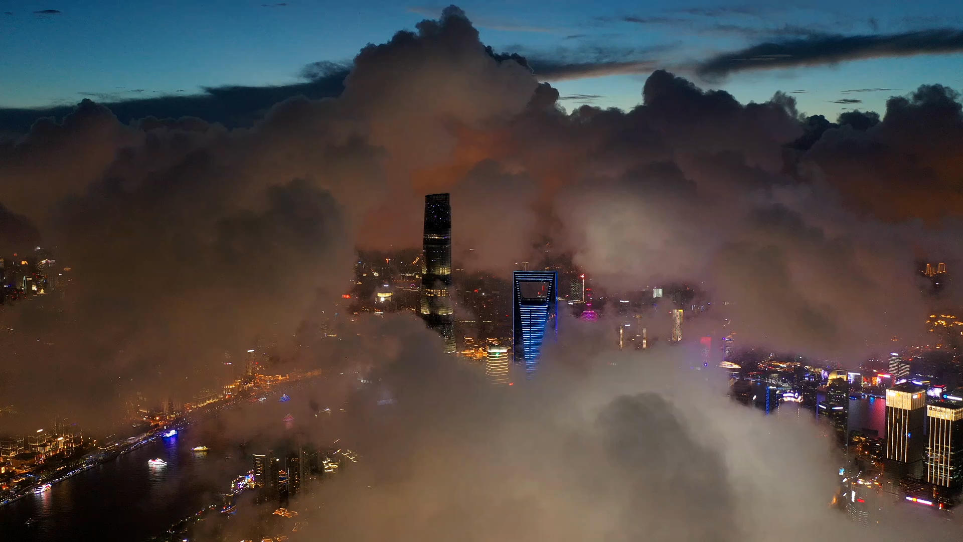 云海中的环球金融中心视频的预览图