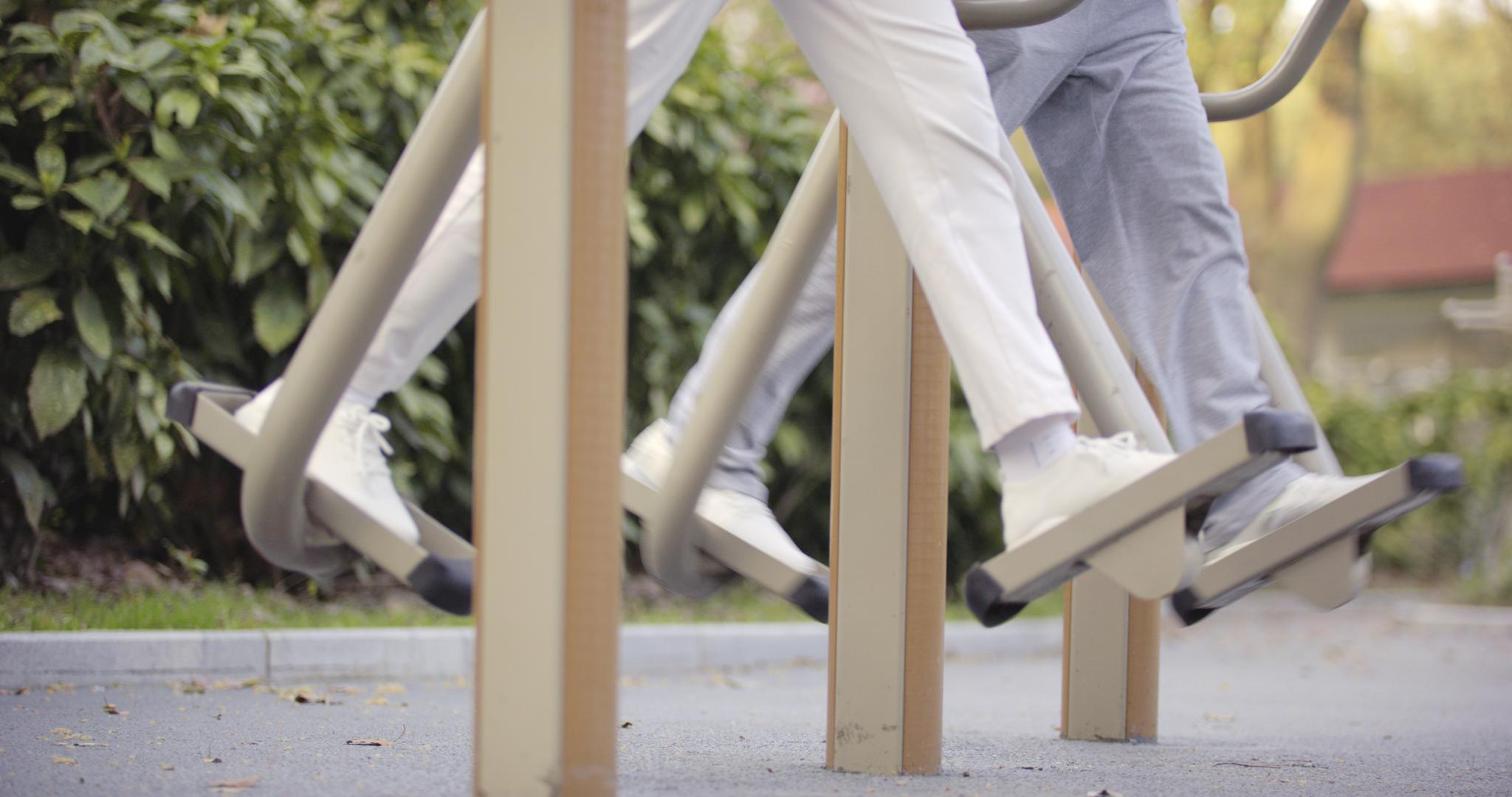 8K公园锻炼身体的老年夫妇的腿部特写视频的预览图