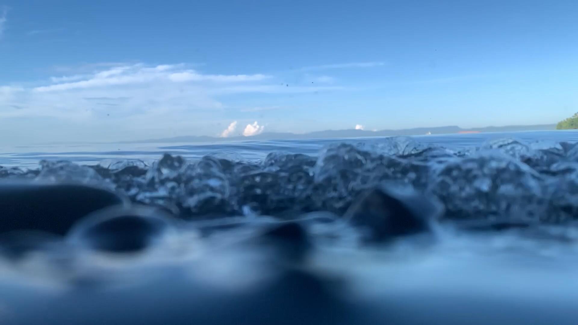 海边低角度海水升格视频视频的预览图