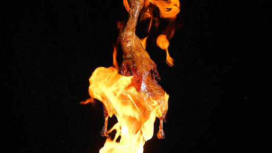 升格烤鸭火焰北京烤鸭果木烤鸭视频的预览图