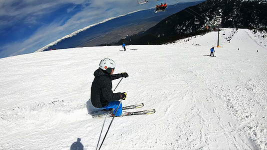 男专家滑雪在坎特科的滑雪山坡上滑雪世界杯滑雪中心慢动作视频的预览图