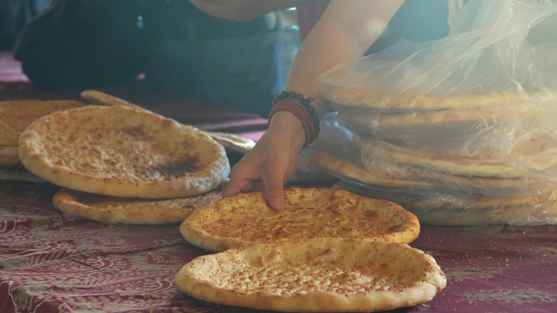 新疆街头购买特色美食和小吃的游客4k素材视频的预览图