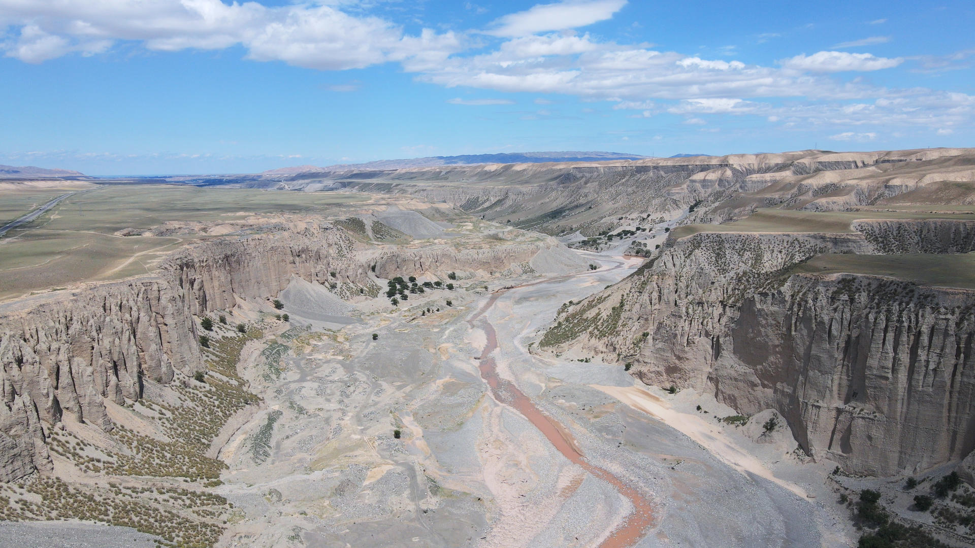 新疆旅游景点安集海大峡谷原始地貌自然风光4k素材视频的预览图