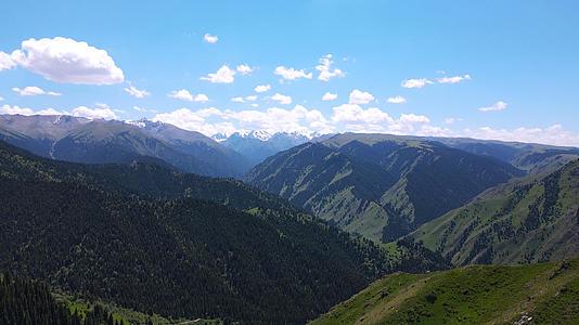 航拍新疆蓝天白云天山山脉旅游景点自然风光4k素材视频的预览图
