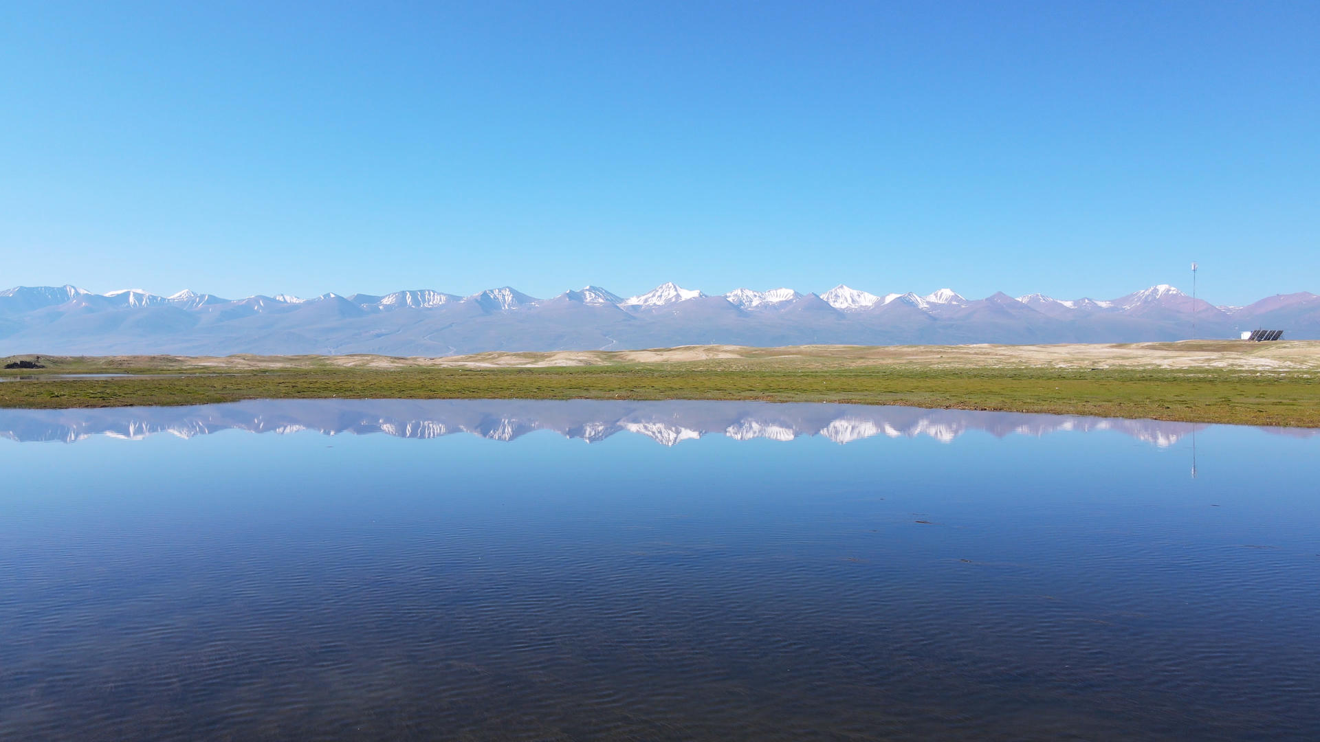 航拍新疆旅游景点赛里木湖水面倒影自然风光4k素材视频的预览图