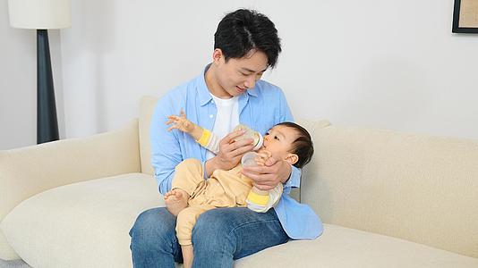 婴儿在爸爸怀里吃奶视频的预览图