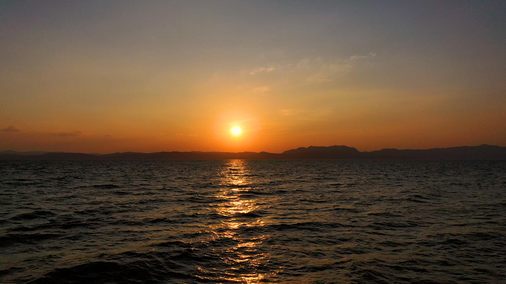 滇池海晏村低角度贴海航拍日出日落4k60帧视频的预览图