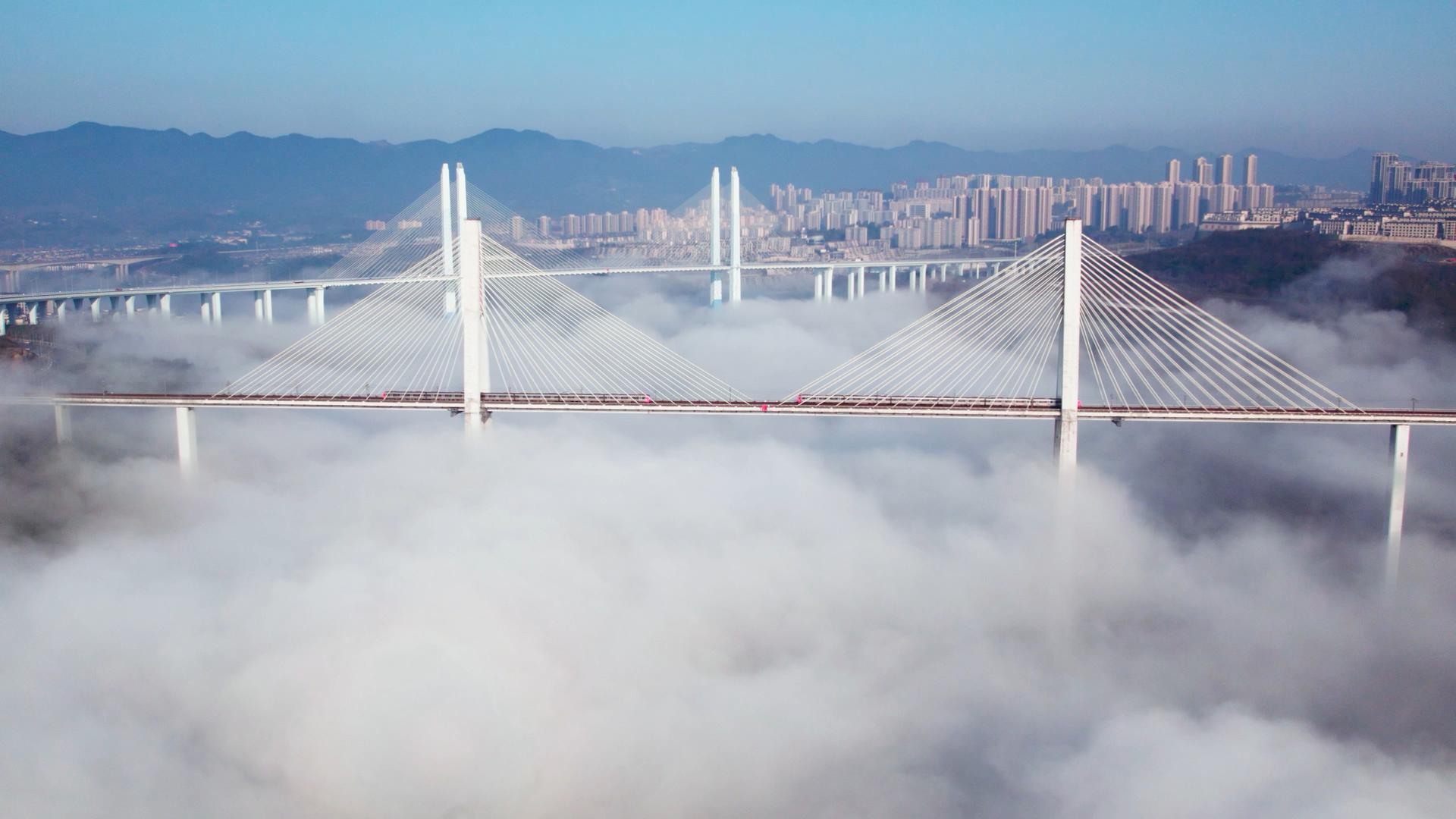 4k航拍重庆蔡家大桥云海轨道列车风景视频的预览图