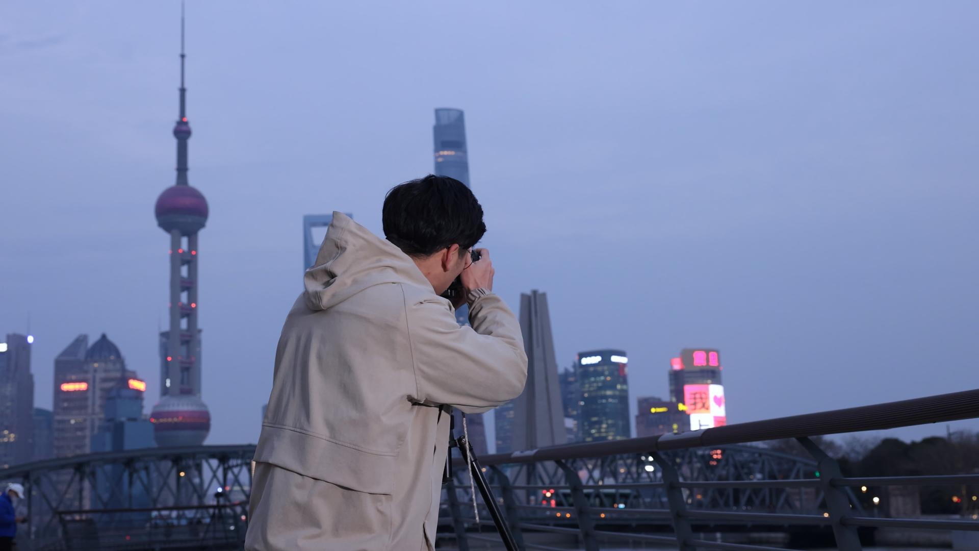 拍摄夜景的摄影师视频的预览图