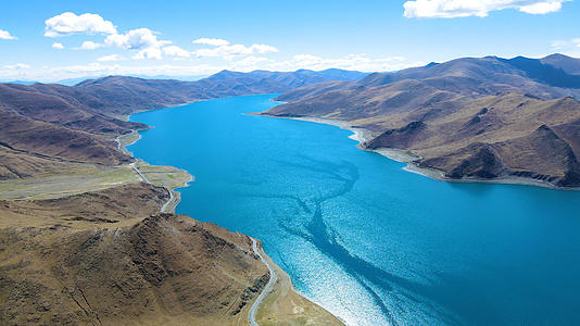 4K航拍碧水蓝天羊湖自然风景的预览图