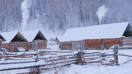 4K航拍冬季轻烟袅袅的村庄视频的预览图