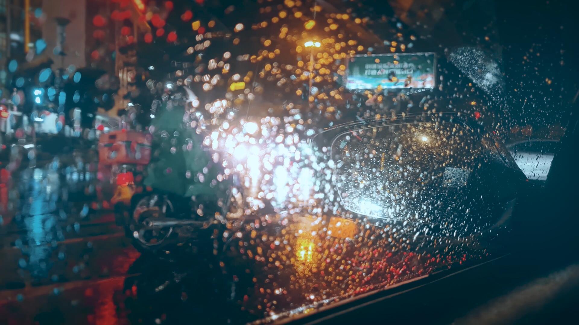 阴雨天气夜晚街景道路夜景视频的预览图