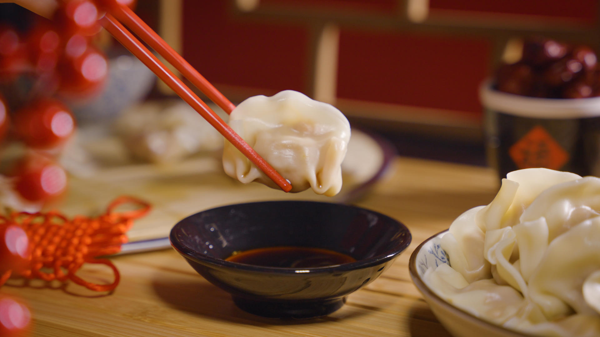 过年吃饺子蘸醋的传统美食视频的预览图