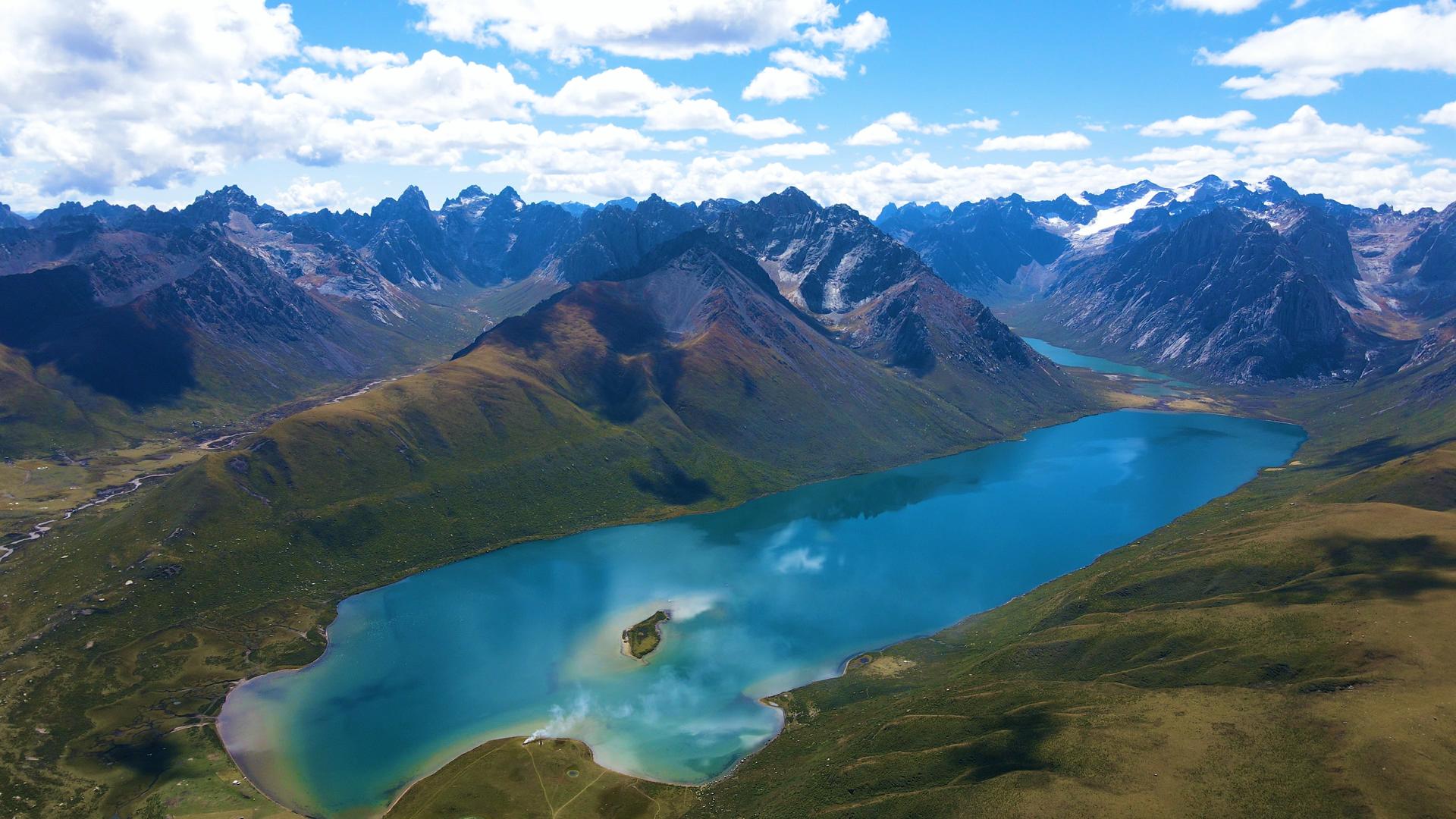 4K航拍青海高原山脉湖泊自然风光的预览图