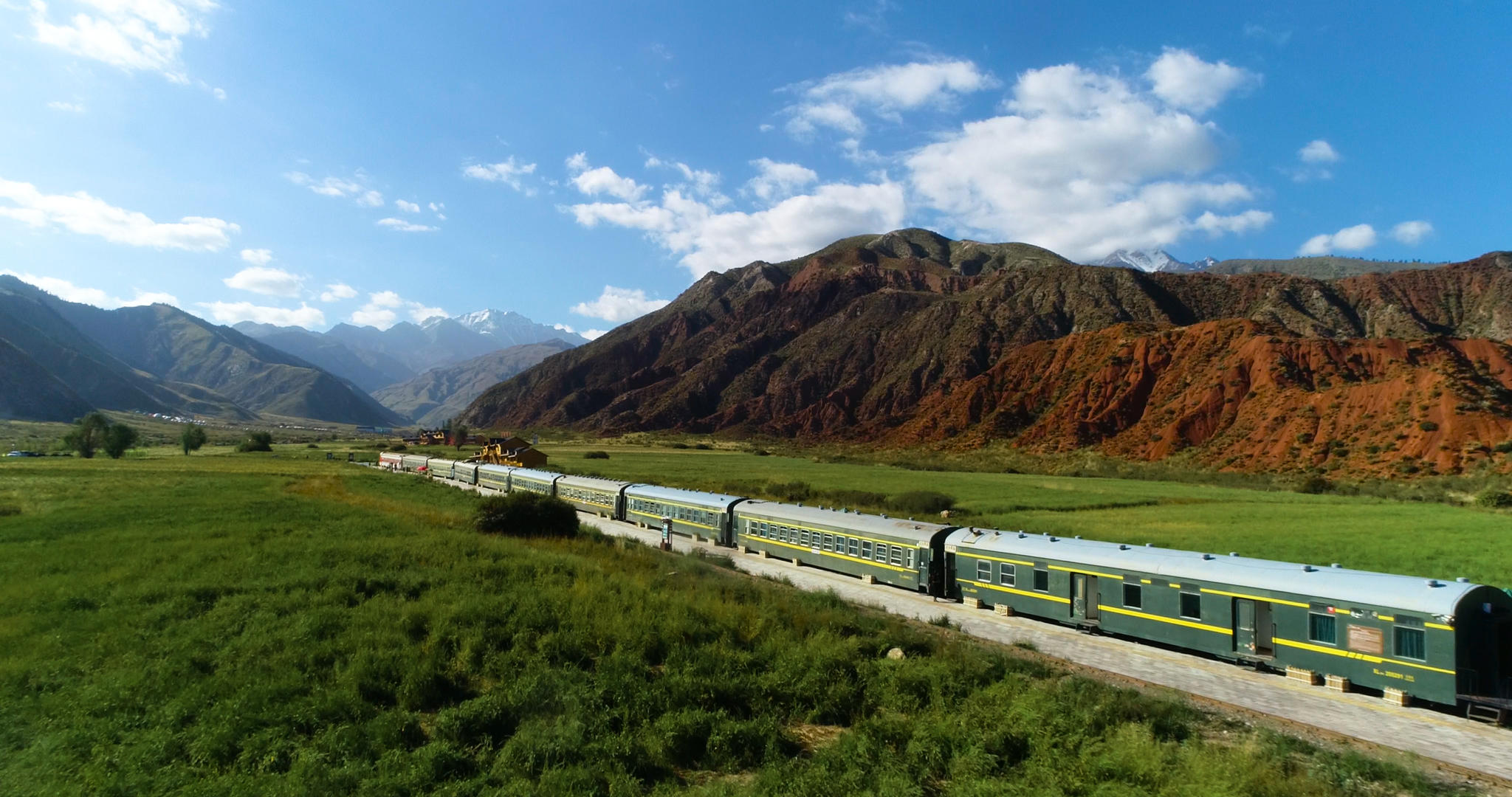 新疆天山草原旅游景区绿皮火车开过4K航拍视频的预览图