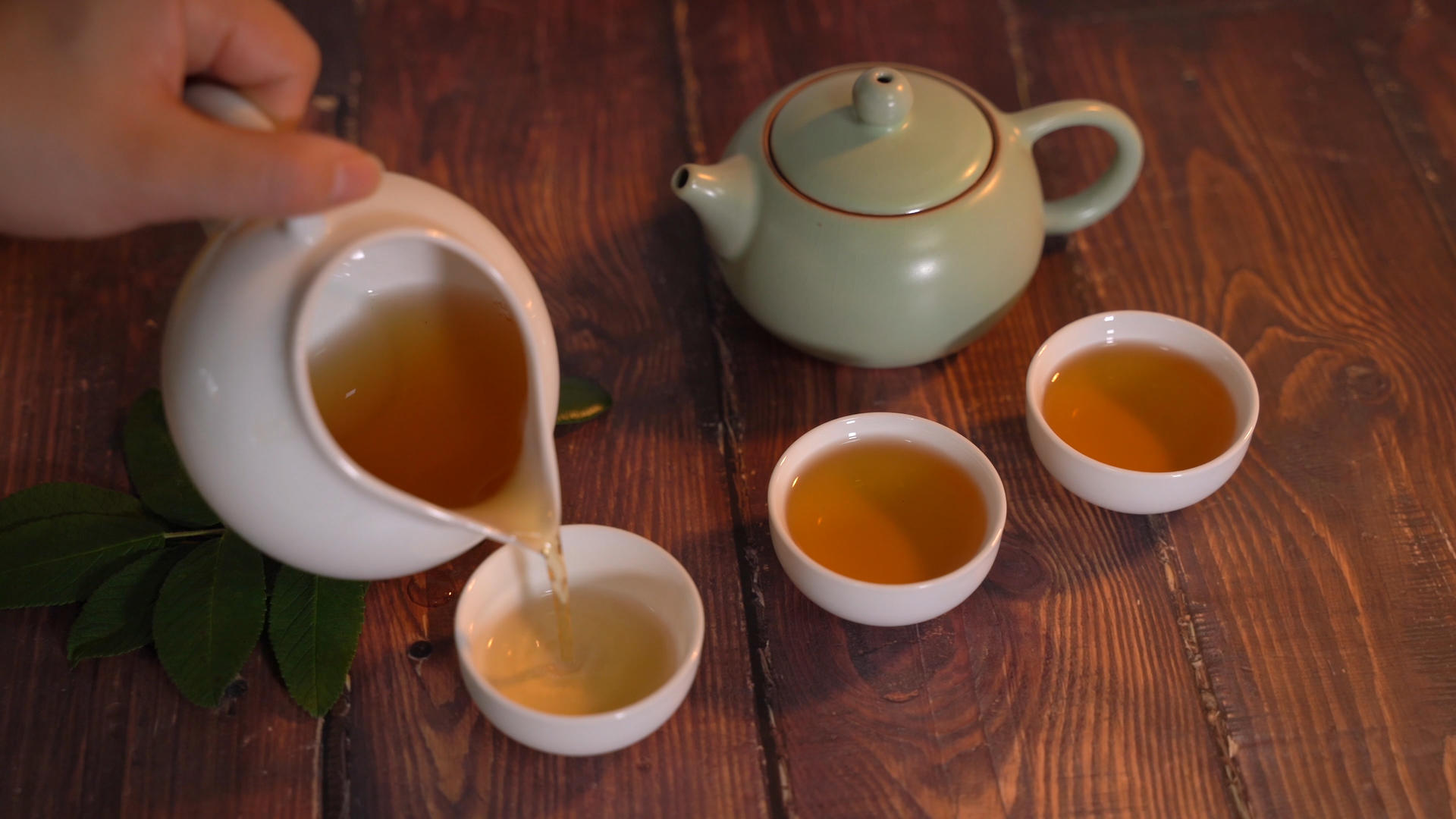 4k红茶展示及倒茶递茶喝茶品尝茶道视频的预览图