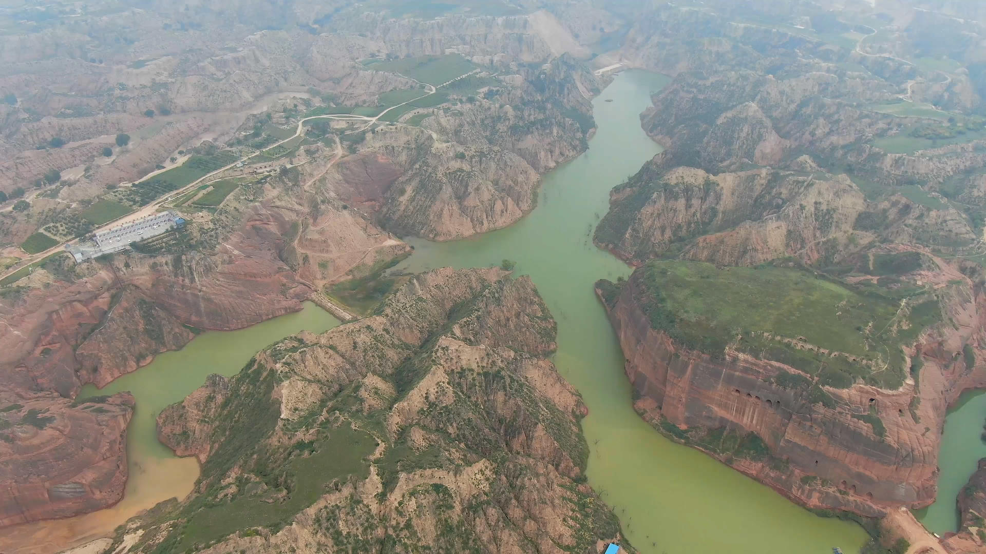 航拍太行山大峡谷视频的预览图