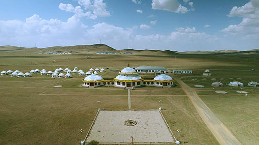 5k航拍蓝天下草原上的巨型蒙古包视频的预览图