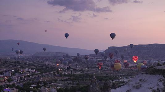 卡帕多奇亚高空视角日出热气球实拍视频的预览图