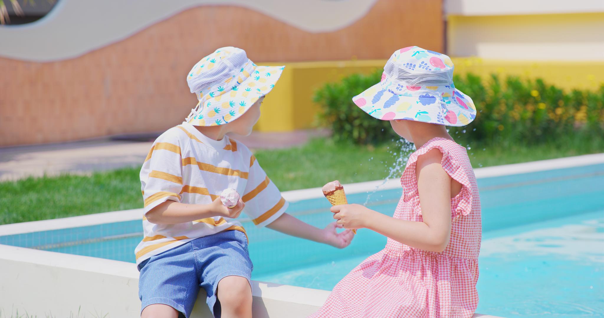 8K夏日坐在泳池边吃冰淇淋的小朋友们视频的预览图