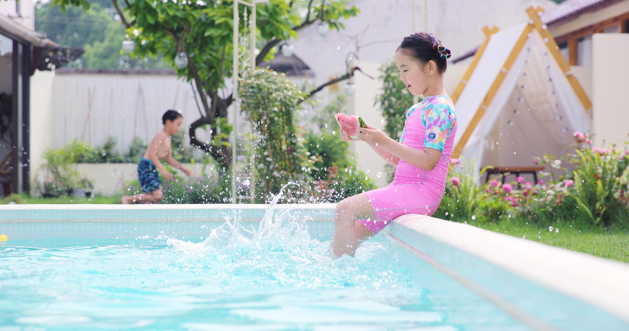8K夏日小女孩小女孩坐在泳池边吃西瓜视频的预览图
