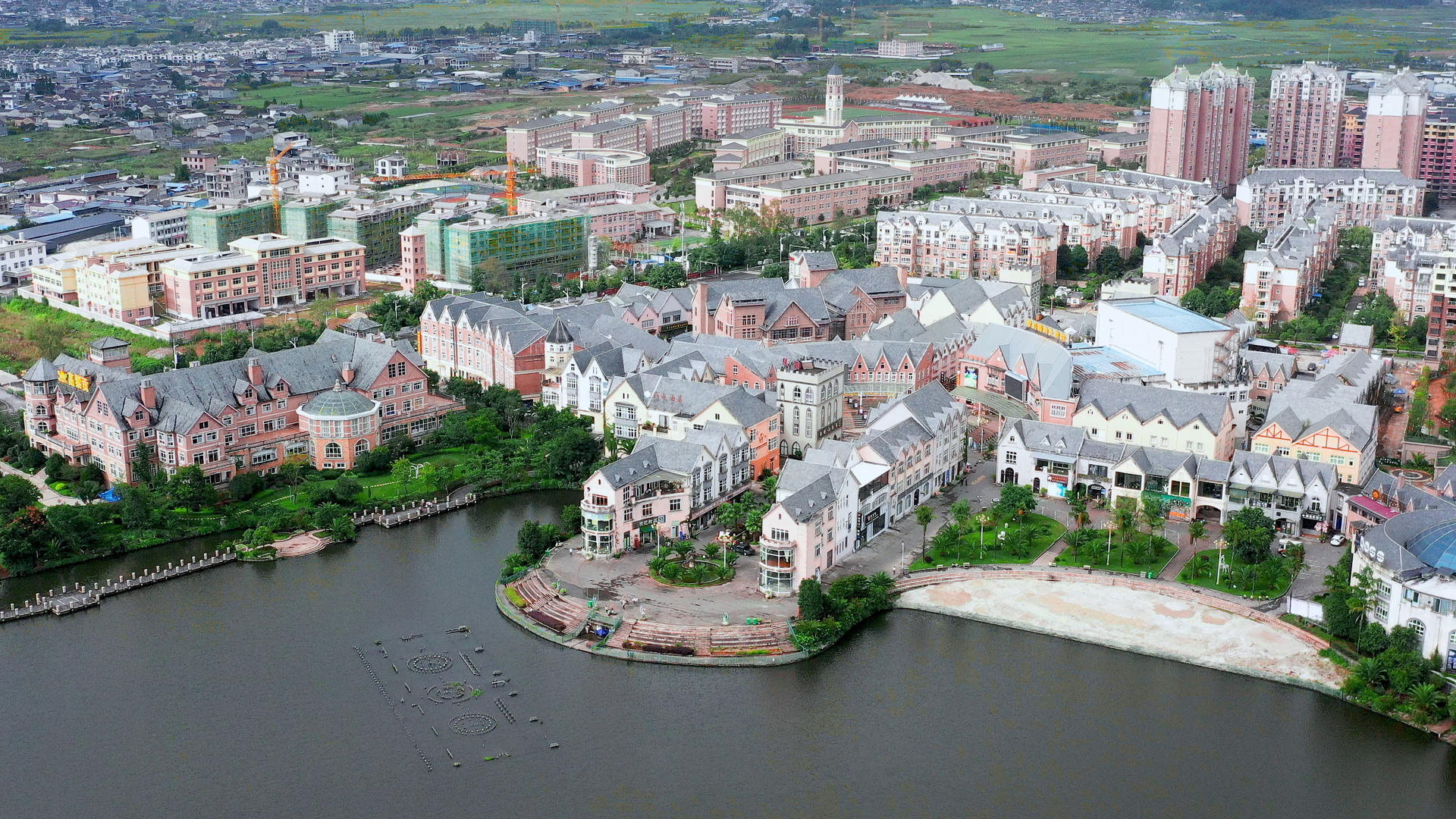 8k航拍腾冲东湖高黎贡旅游小镇视频的预览图