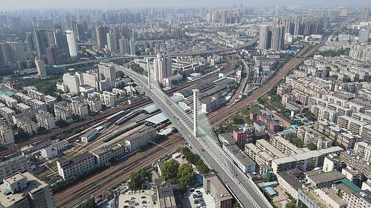 航拍郑州解放大桥交通视频的预览图