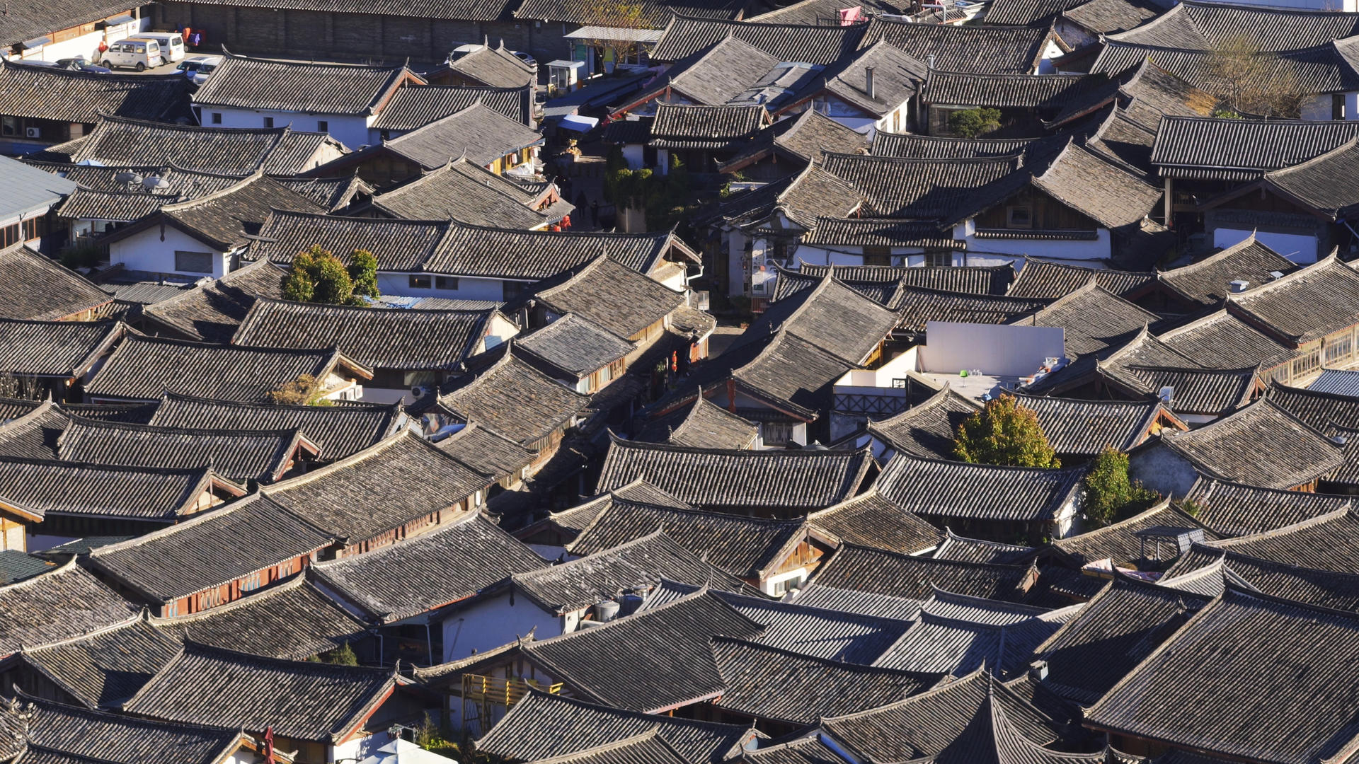 航拍云南5A丽江古城古建筑群屋顶4k素材视频的预览图