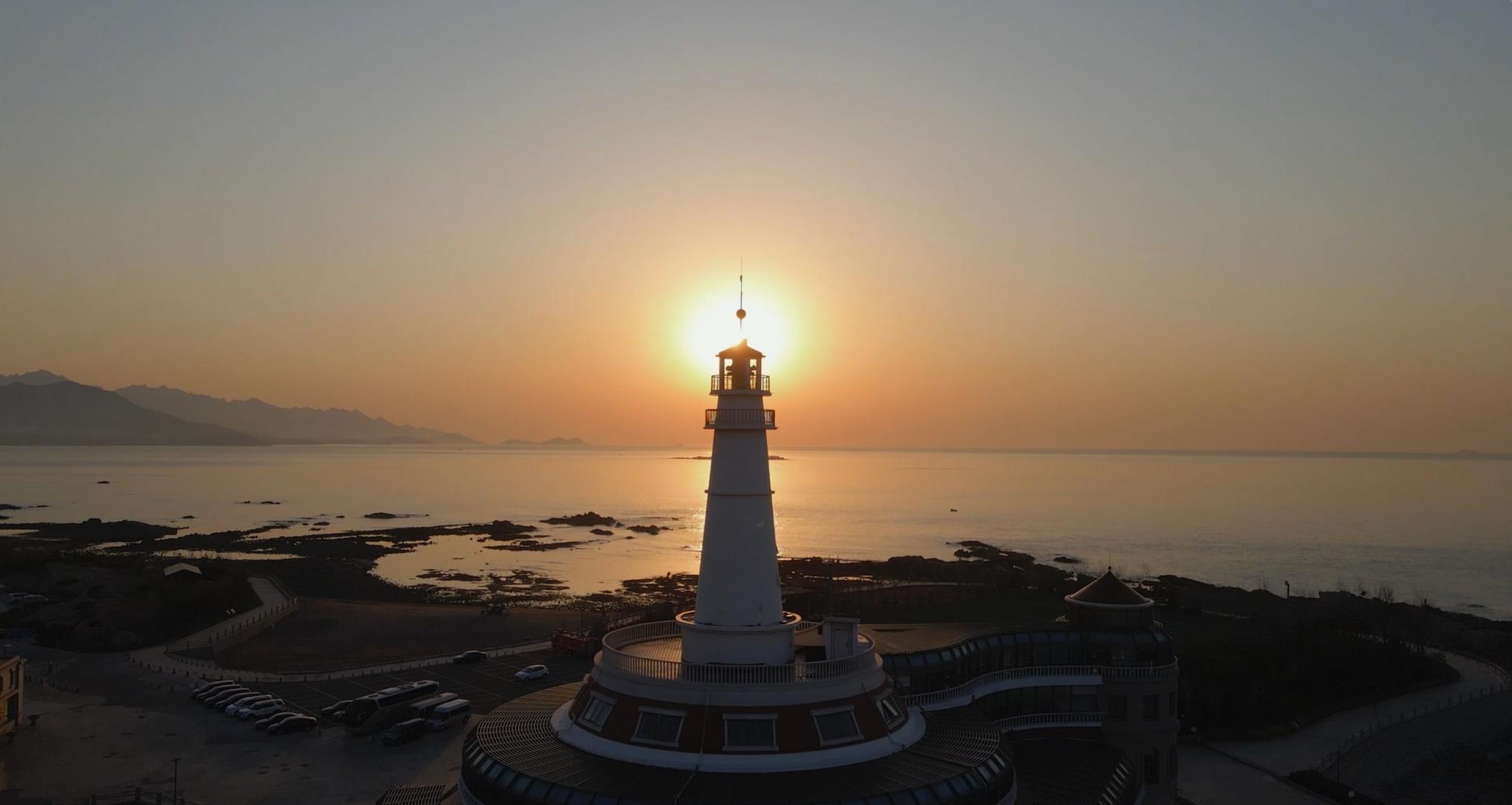 航拍大海灯塔与朝阳视频的预览图