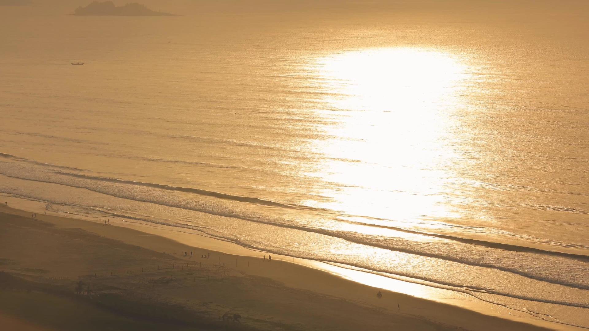 海边海面海水日出日落波光粼粼视频的预览图