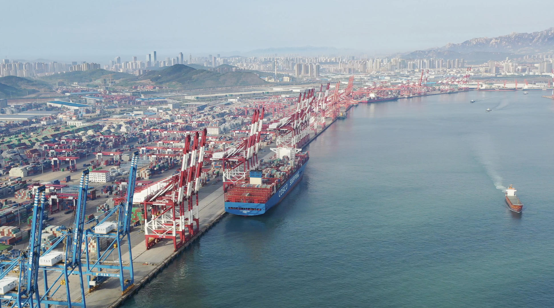 青岛港口码头航拍4K视频视频的预览图