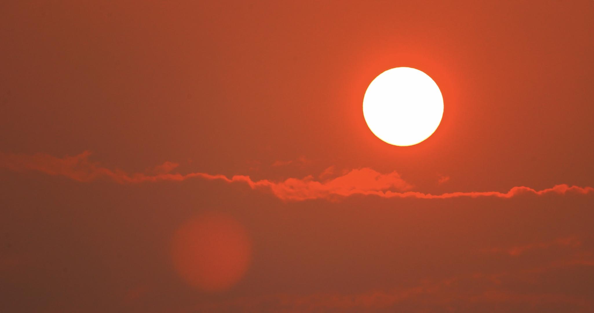 日出时红色的朝霞和太阳视频的预览图