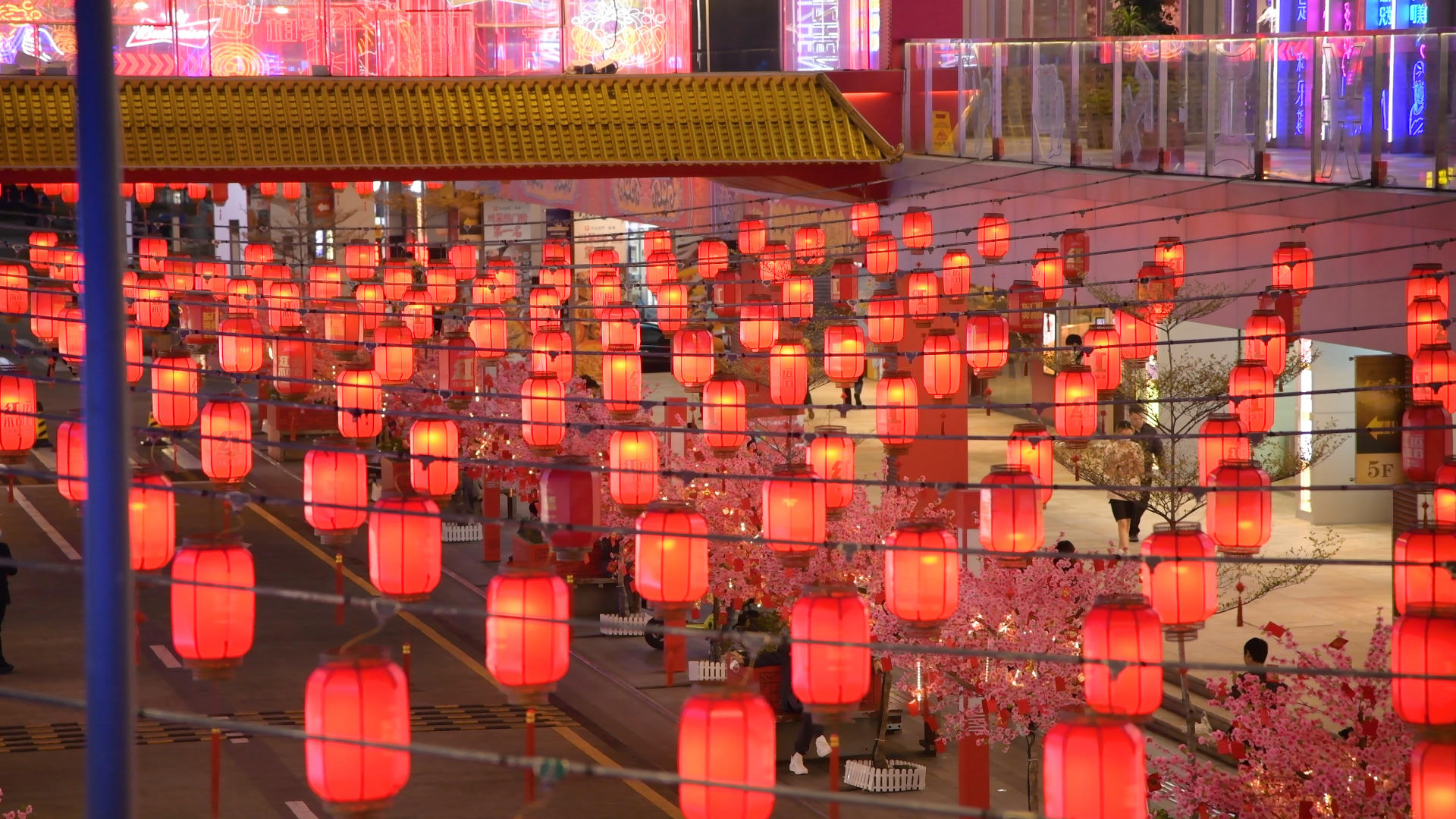 4K深圳东门町的元旦新年灯笼视频的预览图