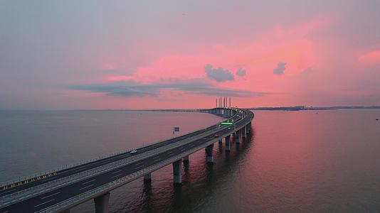 4K航拍青岛跨海大桥红色夕阳视频的预览图