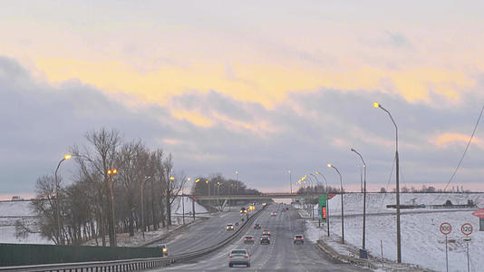 冬天清晨开车户外公路上沿途景色视频的预览图