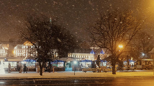 寒冷的冬天夜晚大雪纷飞的城市街道视频的预览图