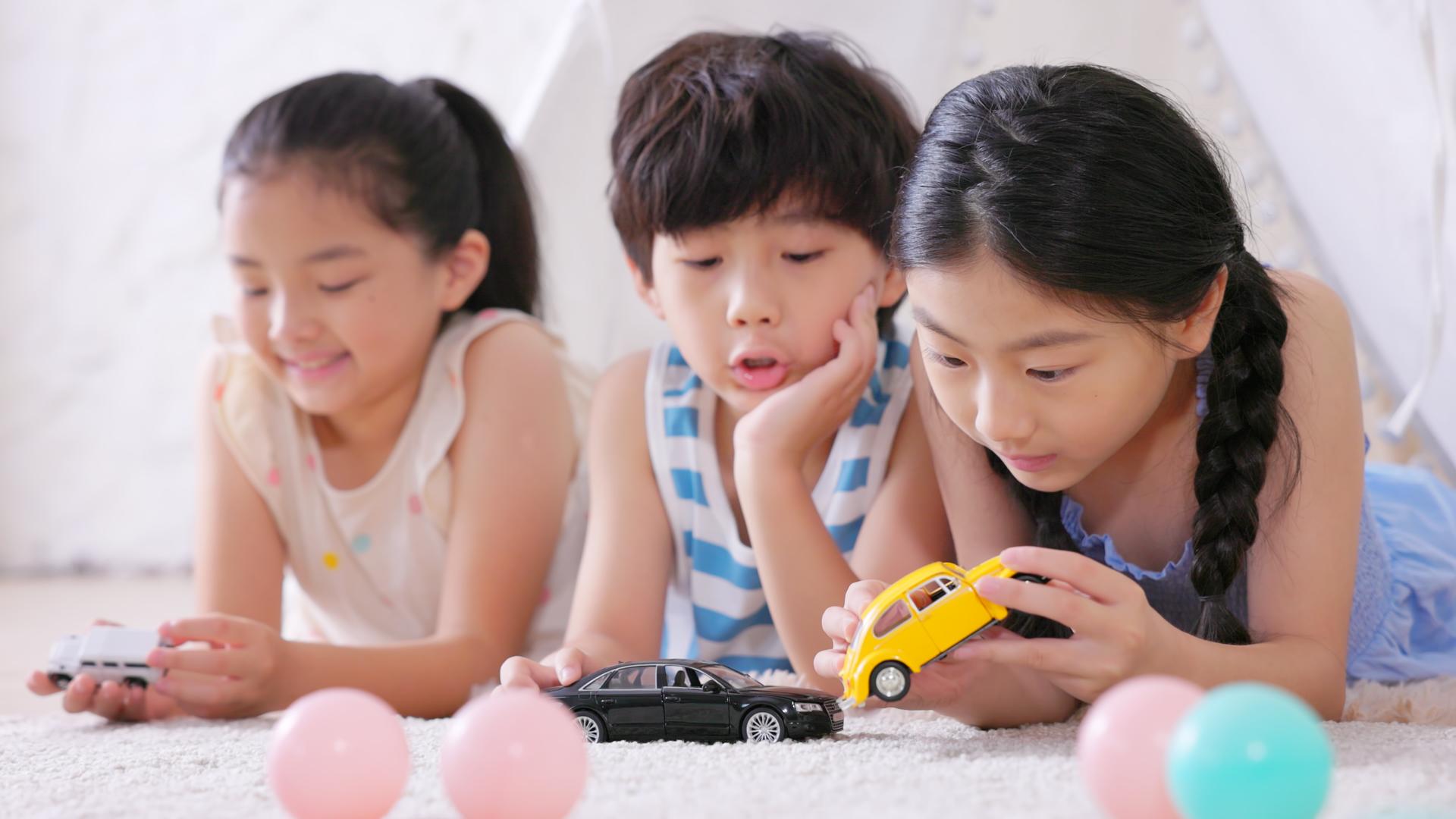 小朋友们玩玩具车视频的预览图