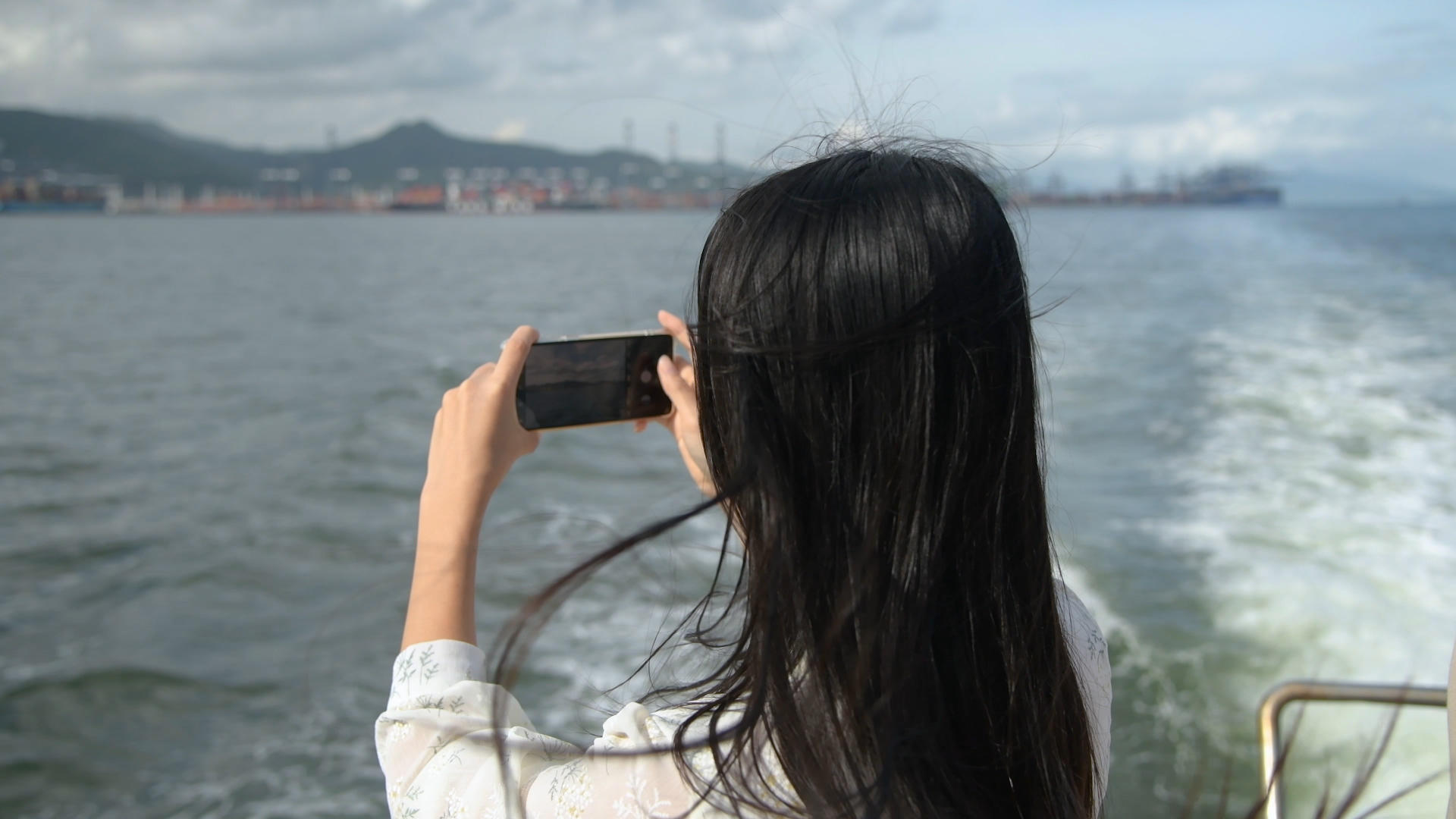 4K深圳盐田观光船上旅行的少女视频的预览图