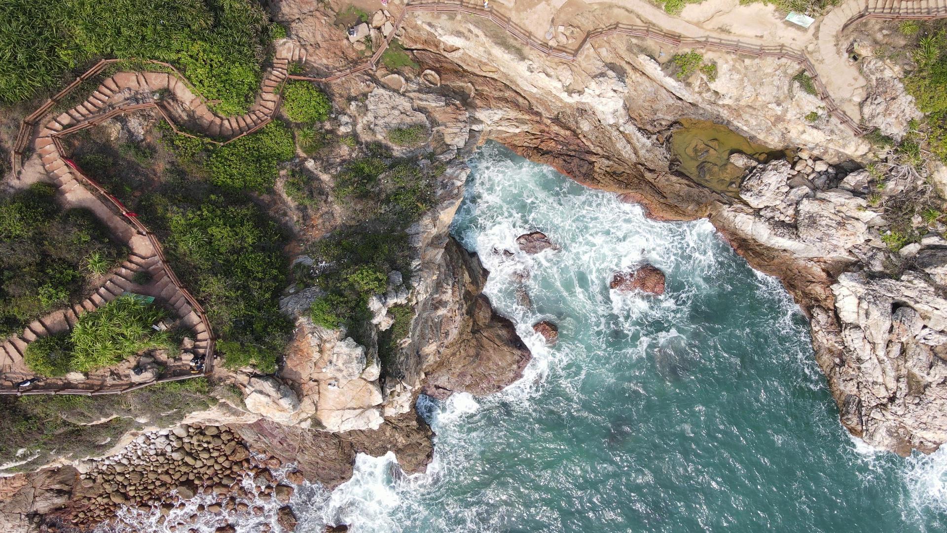 俯拍大海礁石自然风景视频的预览图