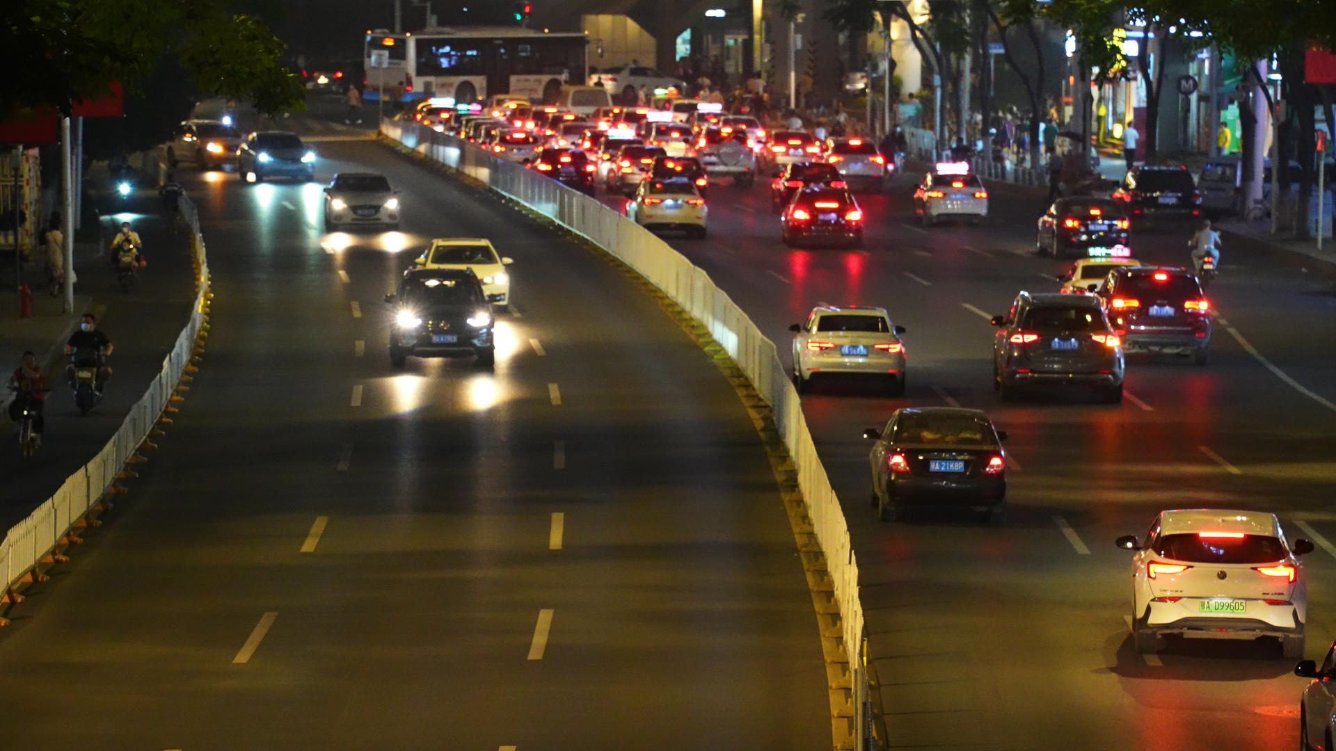 城市夜景车流灯光交通堵车道路4k素材视频的预览图