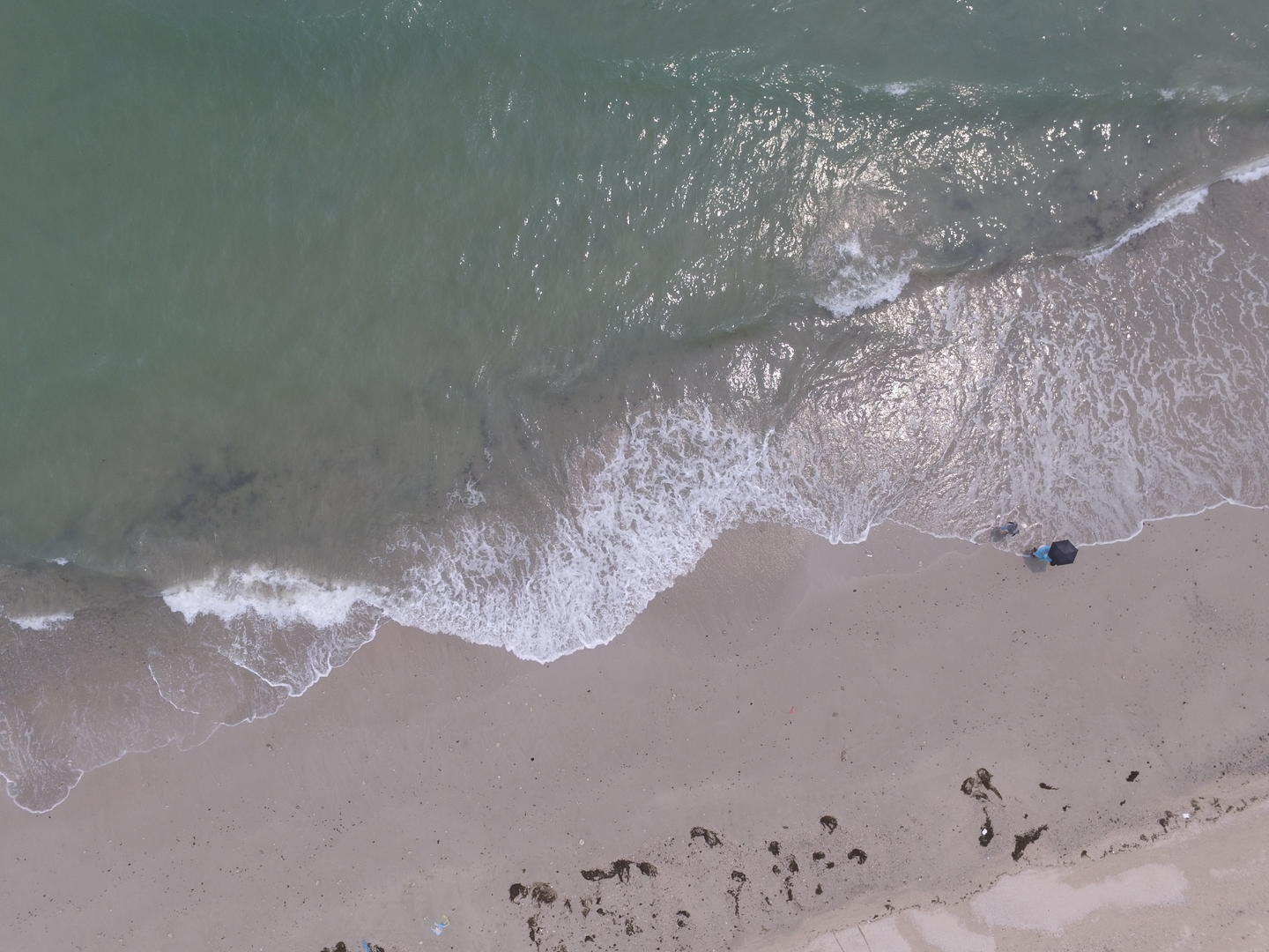 大海海水潮汐起落航拍视频的预览图