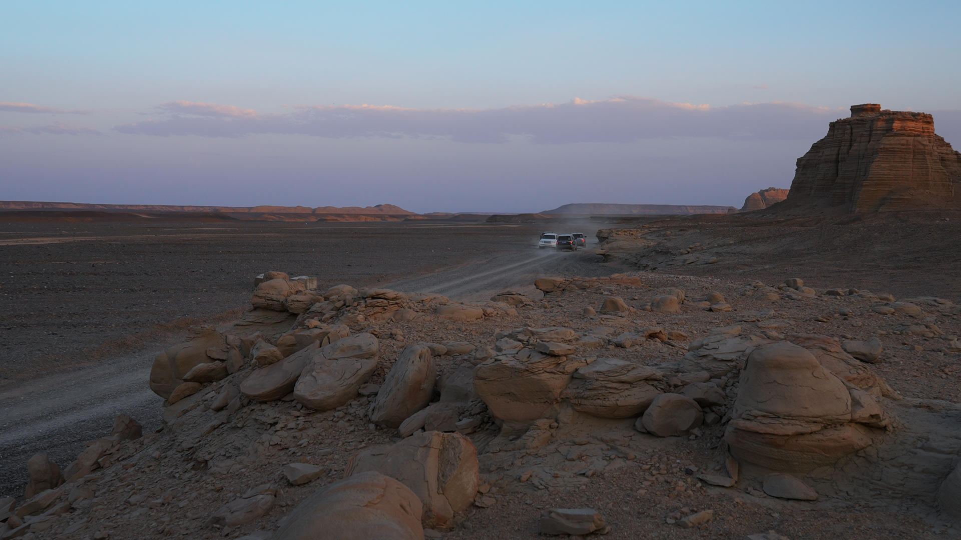 新疆旅游魔鬼城大海道无人区自驾穿越车队4k素材视频的预览图